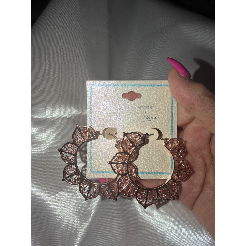 Daisy Fuentes Luxe Rose Gold Tone Filigree Scalloped Hoop Earrings Statement New